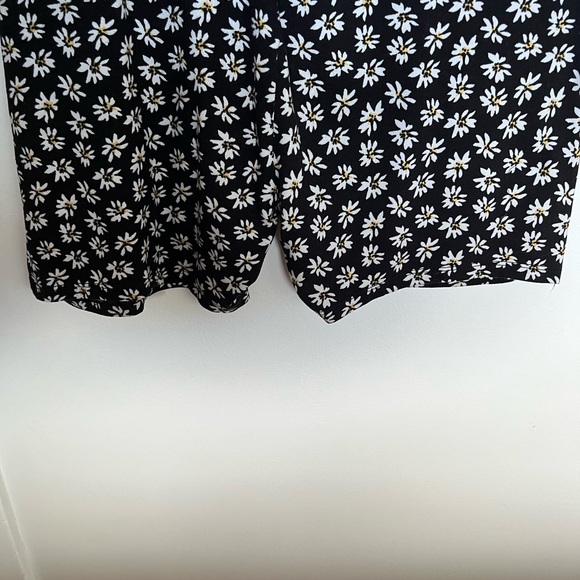 🎉 3/$10 - Flower Pattern Short Onesie Romper/Jumpsuit - Picture 3 of 4